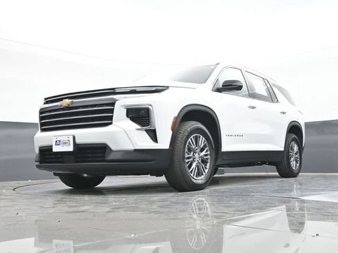 Used 2025 Chevrolet Traverse LT w/ Driver Confidence Package AWD/4WD image 57