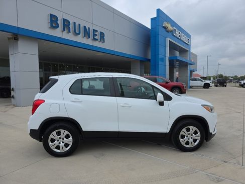 Used 2018 Chevrolet Trax LS image 17