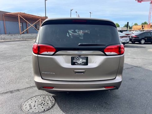 Used 2017 Chrysler Pacifica Touring FWD image 6