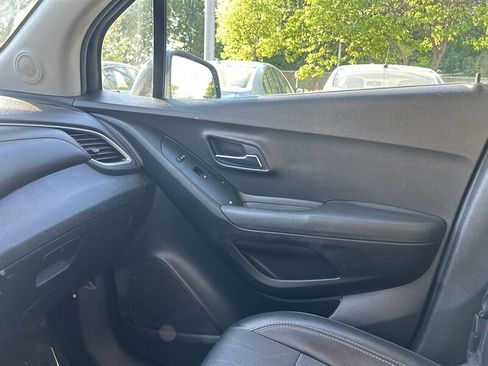 Used 2017 Chevrolet Trax LT w/ LT Convenience Package AWD/4WD image 12