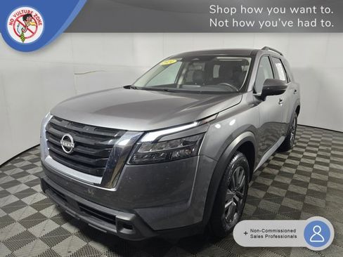 Used 2024 Nissan Pathfinder SV image 1