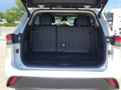 Used 2020 Toyota Highlander XLE AWD/4WD image 14