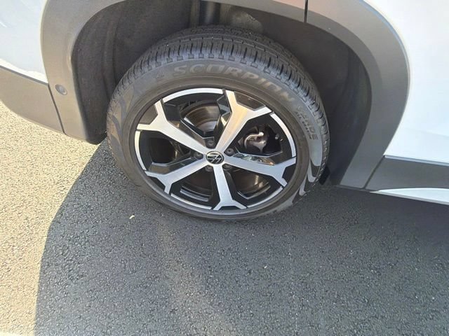 Certified 2025 Volkswagen Tiguan SE FWD image 26