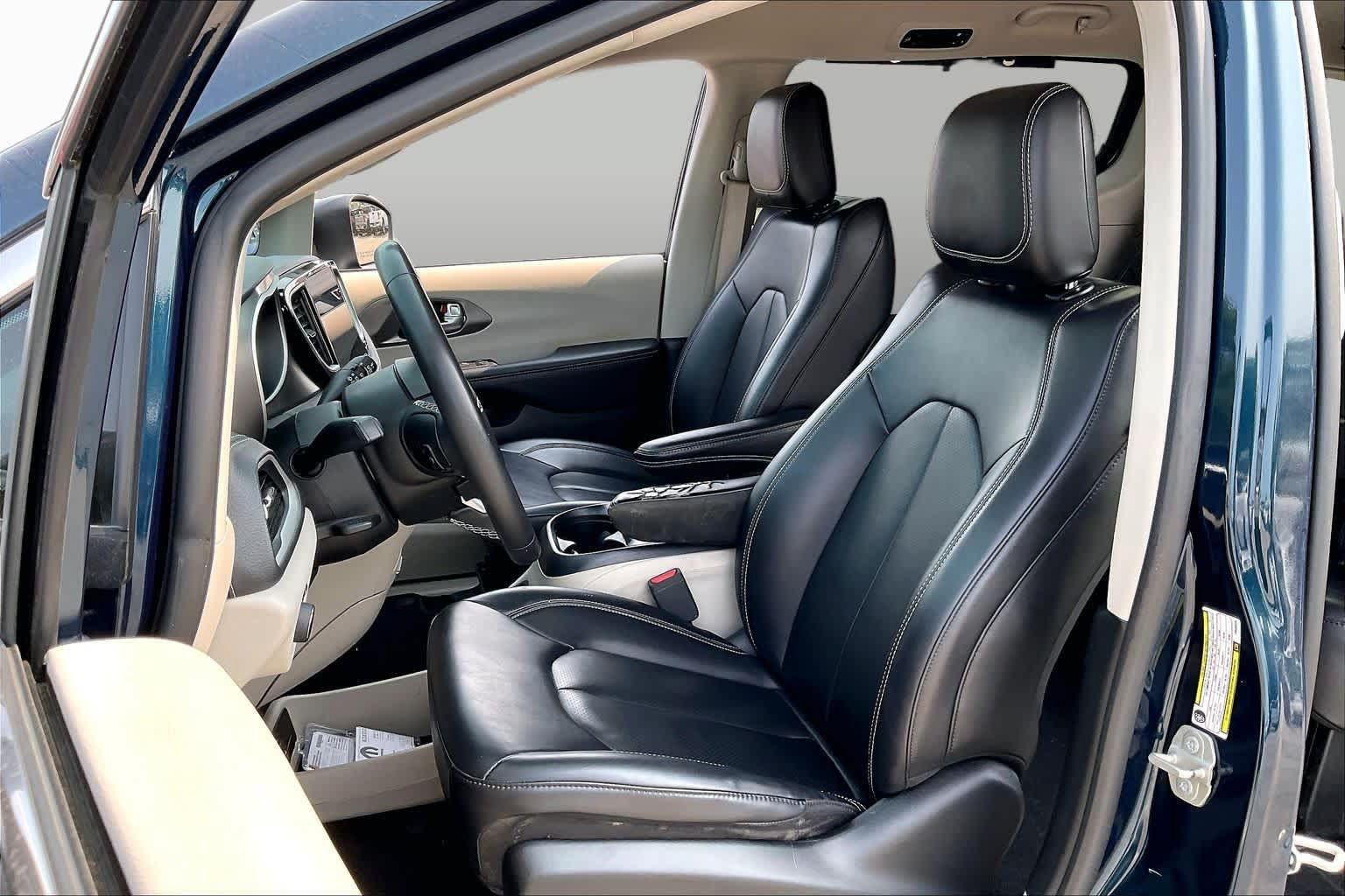 Used 2023 Chrysler Pacifica Touring-L FWD image 7