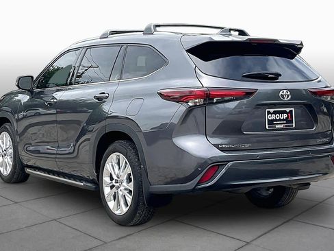 Used 2025 Toyota Highlander Limited FWD image 12