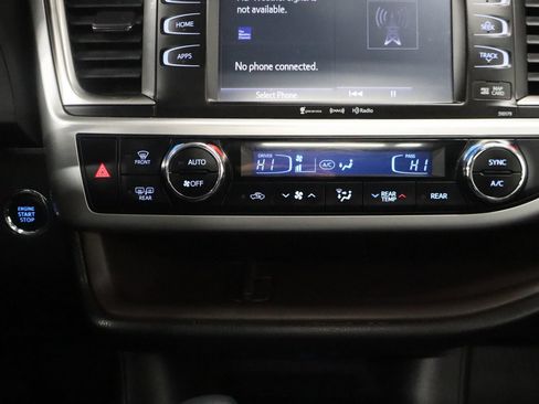 Used 2017 Toyota Highlander XLE AWD/4WD image 29