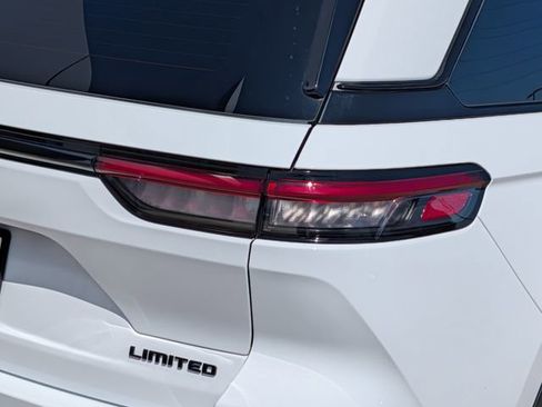 Used 2023 Jeep Grand Cherokee Limited w/ Black Appearance Package AWD/4WD image 10