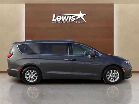 Used 2021 Chrysler Pacifica Touring-L image 5