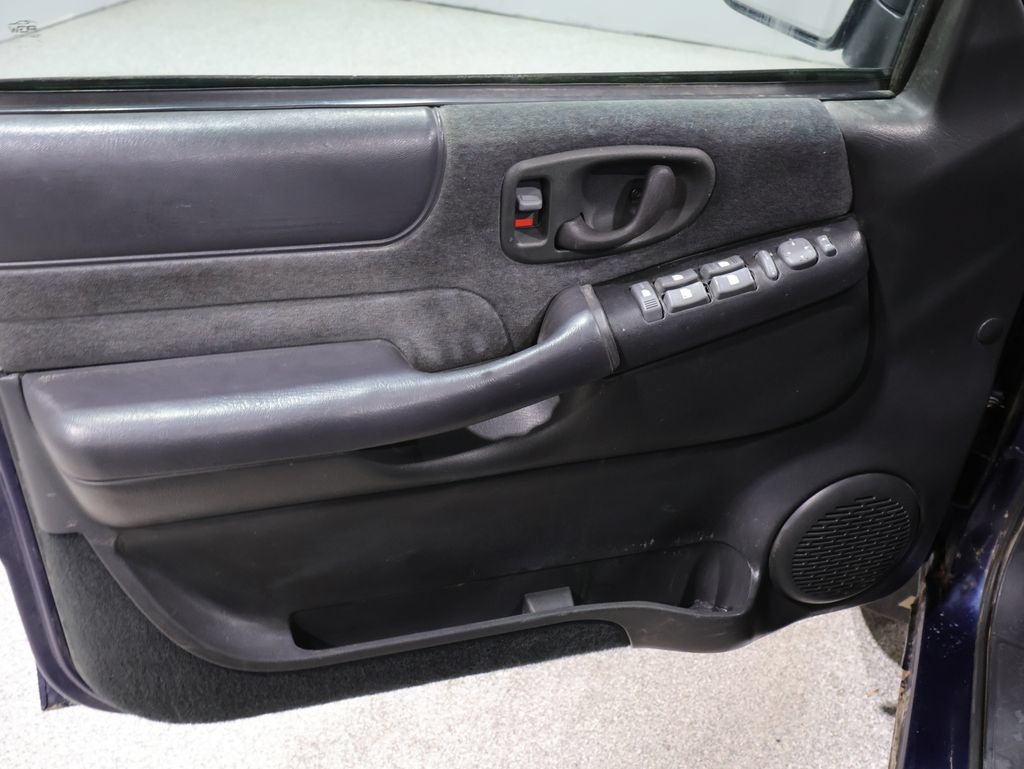Used 2000 Chevrolet Blazer LS w/ LS Preferred Equipment Group AWD/4WD image 20