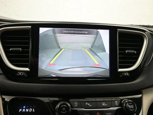 Used 2022 Chrysler Pacifica Touring-L FWD image 16