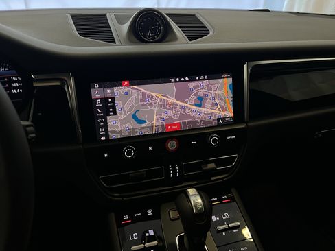Used 2025 Porsche Macan image 23
