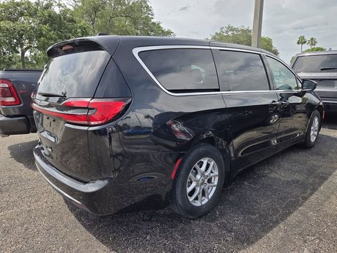 Used 2023 Chrysler Pacifica Touring-L FWD image 5