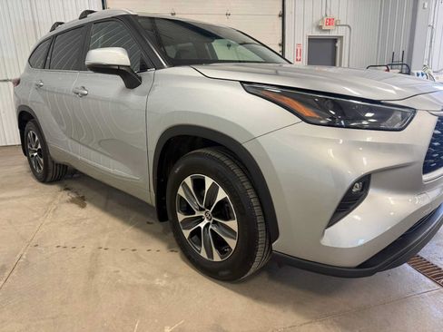 Used 2023 Toyota Highlander XLE AWD/4WD image 10