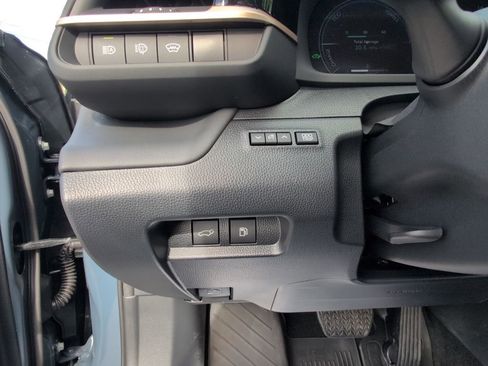 Used 2025 Toyota Crown Signia w/ Advanced Technology Package image 19