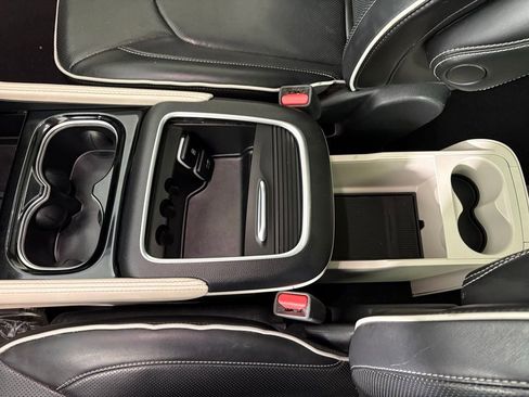 Used 2024 Chrysler Pacifica Limited image 33