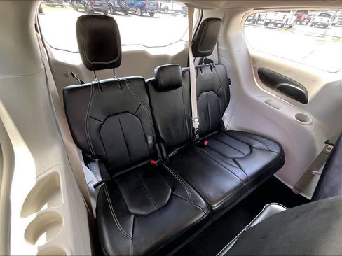Certified 2024 Chrysler Pacifica Touring-L FWD image 37