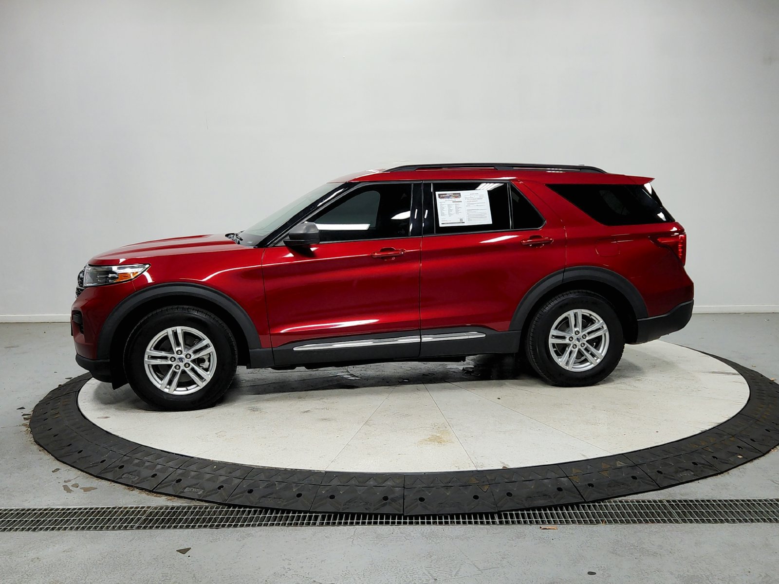 Used 2021 Ford Explorer XLT RWD image 5