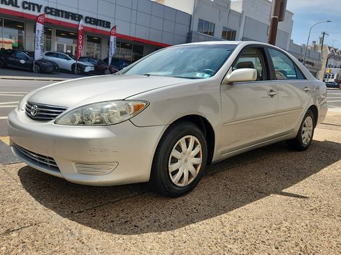 Used 2005 Toyota Camry XLE image 3