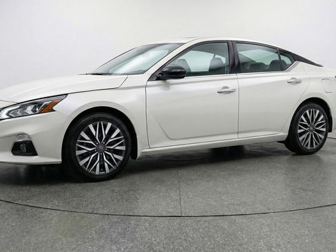 Used 2025 Nissan Altima 2.5 SV image 3