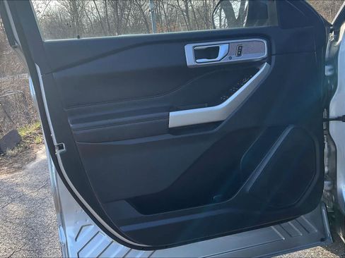 Used 2023 Ford Explorer Limited AWD/4WD image 9