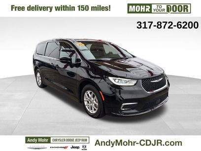 Used 2025 Chrysler Pacifica Select