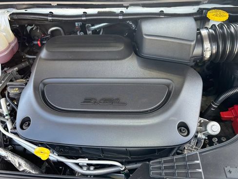 Used 2025 Chrysler Pacifica Limited FWD image 24