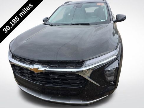 Used 2025 Chevrolet Trax LT w/ LT Convenience Package FWD image 2
