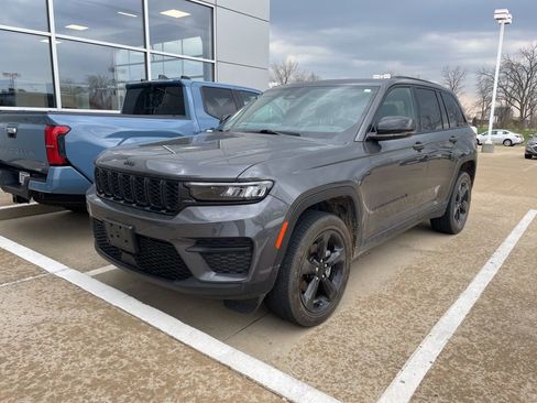 Used 2025 Jeep Grand Cherokee Altitude image 2