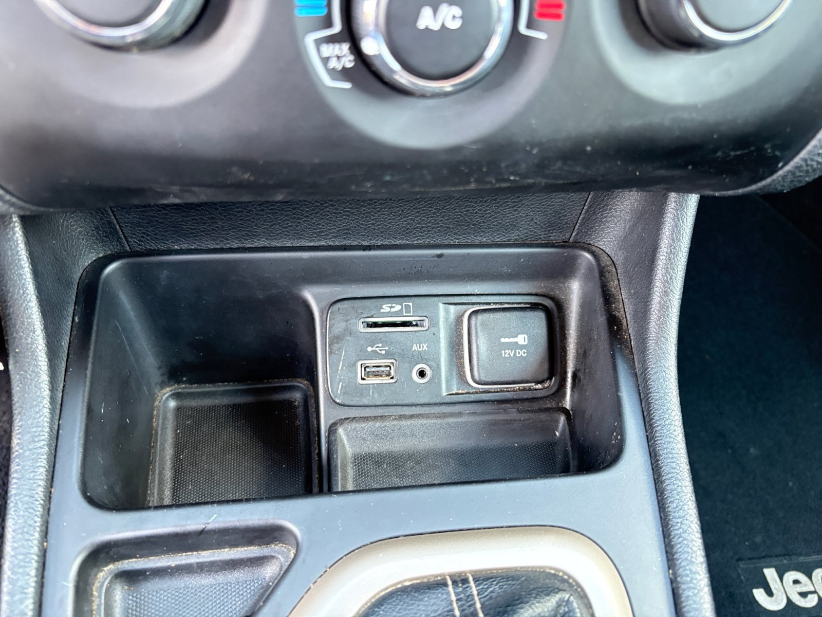 Used 2018 Jeep Cherokee Latitude w/ Altitude Package FWD image 19