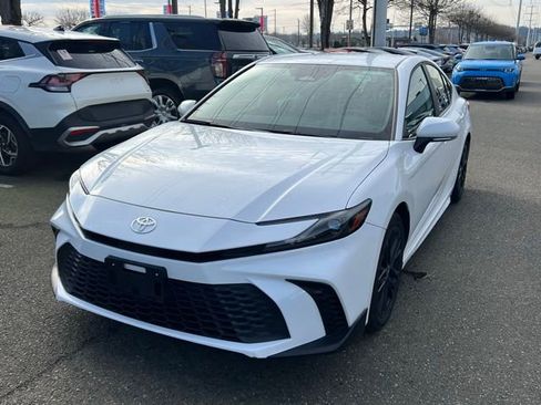 Used 2025 Toyota Camry SE image 4