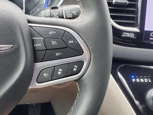 Used 2023 Chrysler Pacifica Touring-L FWD image 16