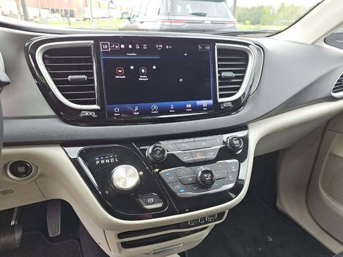 Used 2022 Chrysler Pacifica Touring-L FWD image 5