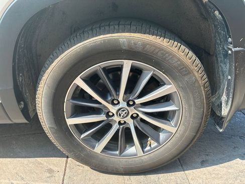 Used 2019 Toyota Highlander XLE AWD/4WD image 12