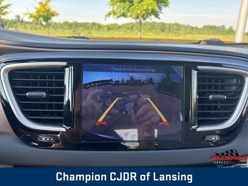 Used 2017 Chrysler Pacifica Touring FWD image 27