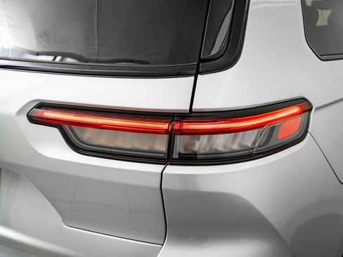 Used 2021 Jeep Grand Cherokee L Laredo image 16