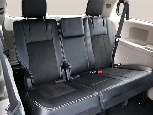 Used 2019 Dodge Grand Caravan SXT image 18