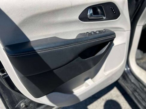 Used 2023 Chrysler Pacifica Touring-L FWD image 10