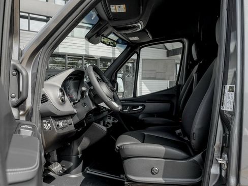 Used 2025 Mercedes-Benz Sprinter 2500 image 12
