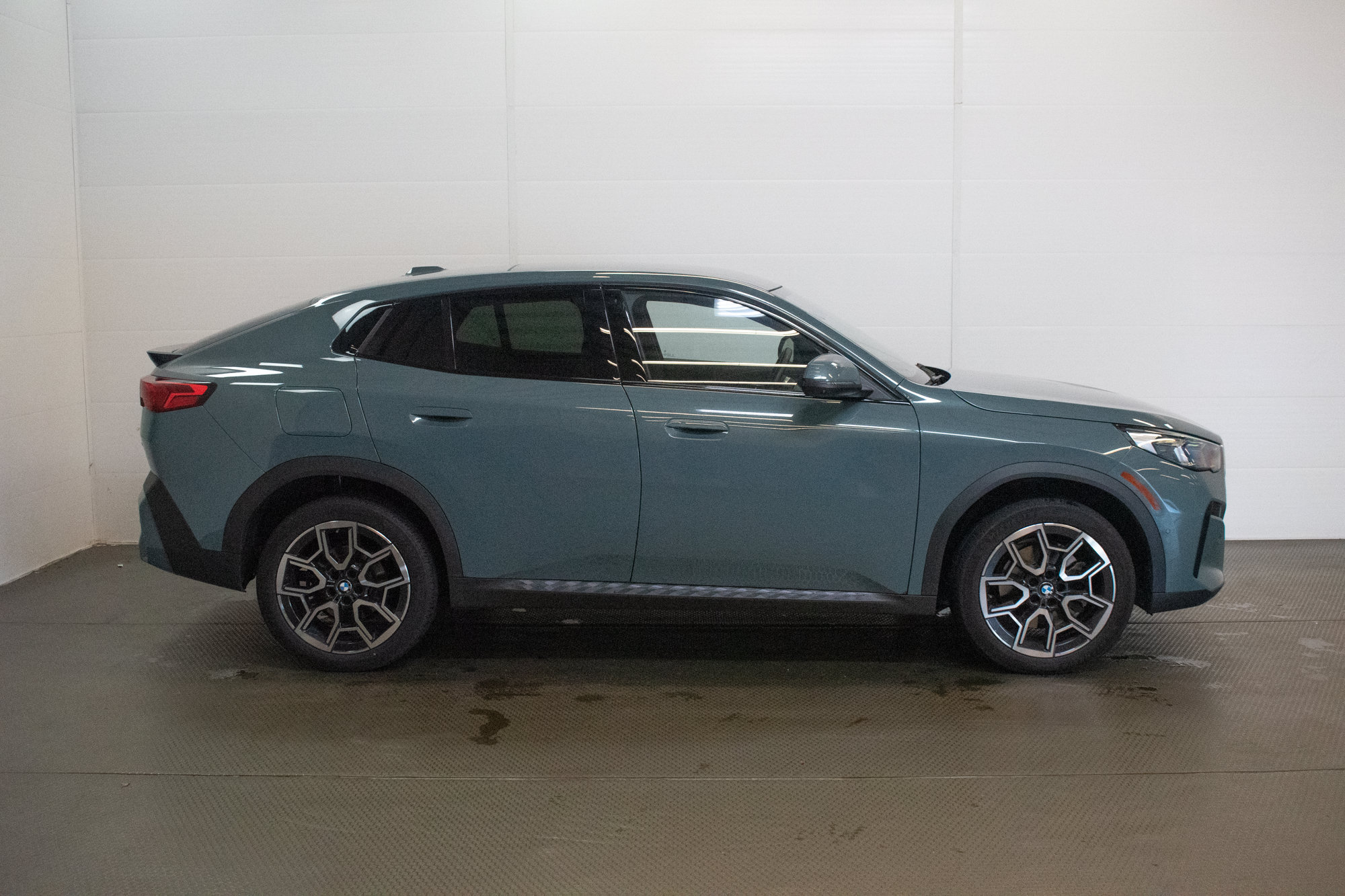 Used 2025 BMW X2 xDrive28i AWD/4WD image 3