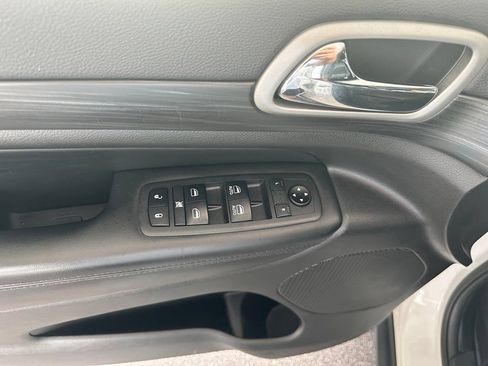Used 2019 Jeep Grand Cherokee Laredo w/ Laredo X Package RWD image 11
