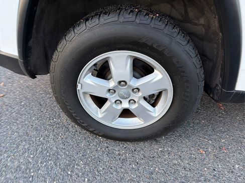 Used 2013 Jeep Grand Cherokee Laredo w/ Laredo E Group image 15