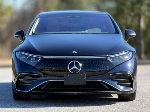 Used 2022 Mercedes-Benz EQS 580 580 w/ Exclusive Trim Package image 2