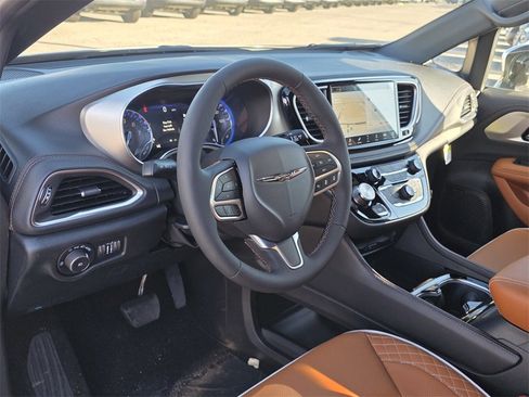 New 2026 Chrysler Pacifica Pinnacle image 7