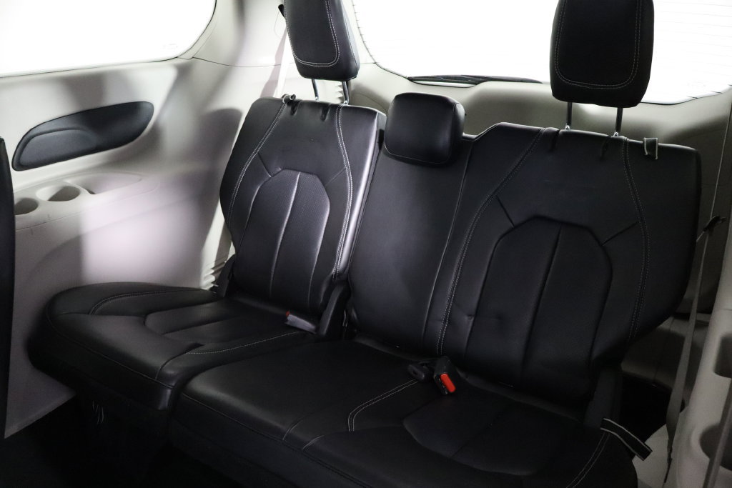 Used 2023 Chrysler Pacifica Touring-L FWD image 16
