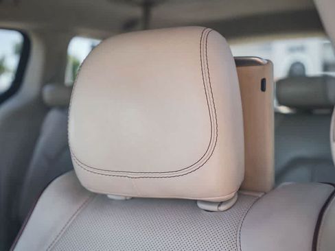 Used 2017 Chrysler Pacifica Limited w/ UConnect Theater Package FWD image 25
