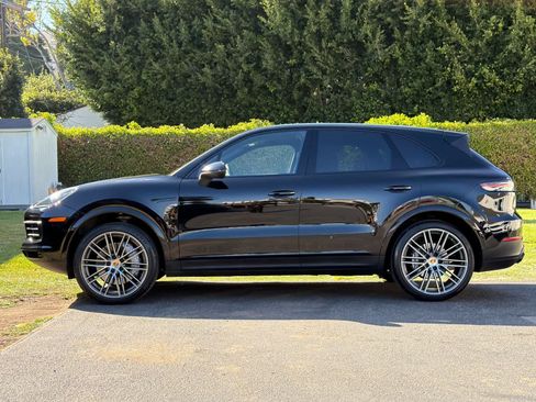 Certified 2023 Porsche Cayenne AWD/4WD image 2