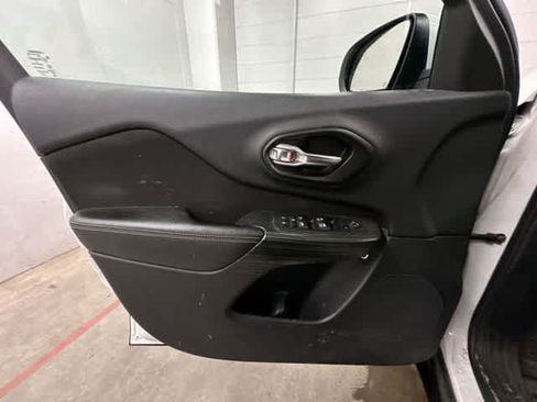 Used 2016 Jeep Cherokee Latitude w/ Cold Weather Group AWD/4WD image 15