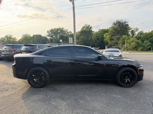 Used 2017 Dodge Charger SXT w/ AWD Premium Group image 6