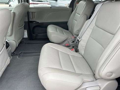 Used 2018 Toyota Sienna XLE w/ XLE Navigation Package image 17