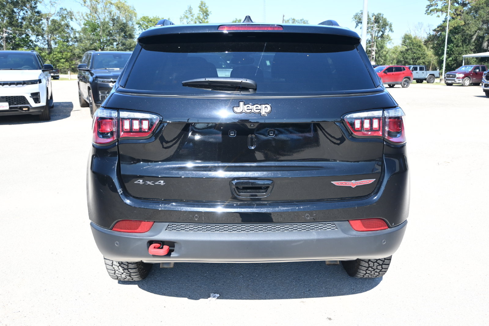 Used 2025 Jeep Compass Trailhawk AWD/4WD image 3